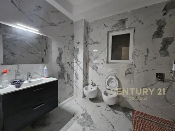 Tirane, jepet me qera zyre Kati 2, 100 m² 700 € (Rruga e Kavajes)