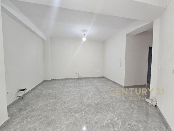 Tirane, jepet me qera zyre Kati 2, 100 m² 700 € (Rruga e Kavajes)
