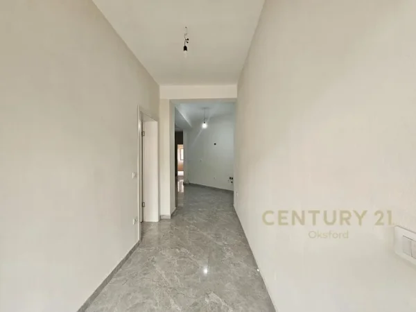 Tirane, jepet me qera zyre Kati 2, 100 m² 700 € (Rruga e Kavajes)