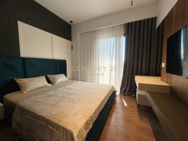 Tirane, jepet me qera apartament 3+1+Aneks+Ballkon Kati 14, 160 m² 2.500 € (Garden Building)