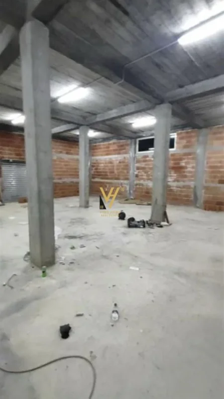 Tirane, jepet me qera magazine Kati 0, 200 m² 1.500 € (SAUK)