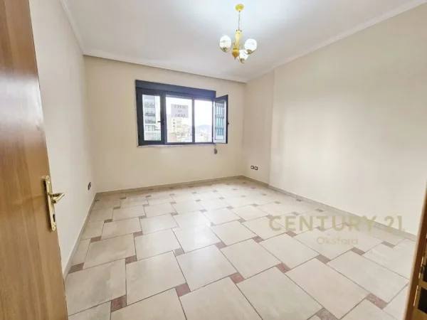 Tirane, jepet me qera zyre Kati 4, 132 m² 1.100 € (Qender)