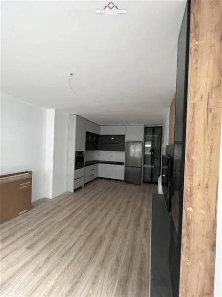 Tirane, shes apartament 2+1 Kati 9, 93 m² 130.000 € (univers city)