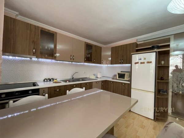 Tirane, jepet me qera apartament 2+1+Aneks+Ballkon Kati 2, 113 m² 650 € (Brryli)