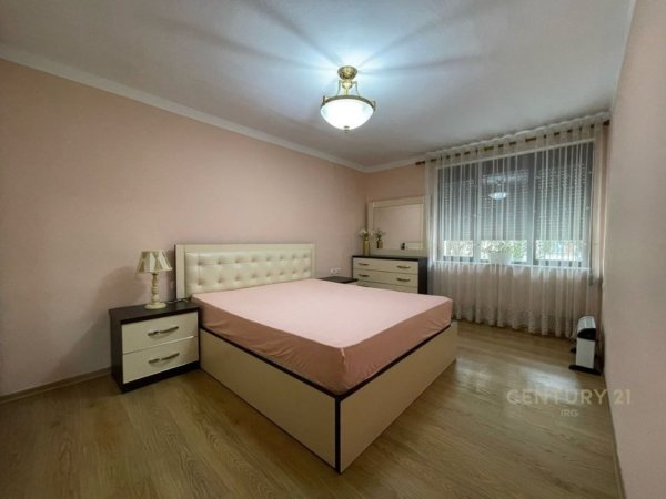 Tirane, jepet me qera apartament 2+1+Aneks+Ballkon Kati 2, 113 m² 650 € (Brryli)