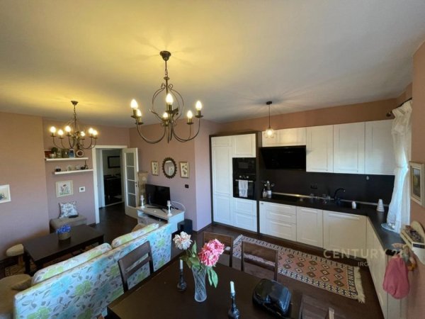 Tirane, jepet me qera apartament 2+1+Aneks+Ballkon Kati 4, 109 m² 900 € (Liqeni i Thate)