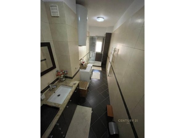 Tirane, jepet me qera apartament 2+1+Aneks+Ballkon Kati 4, 109 m² 900 € (Liqeni i Thate)