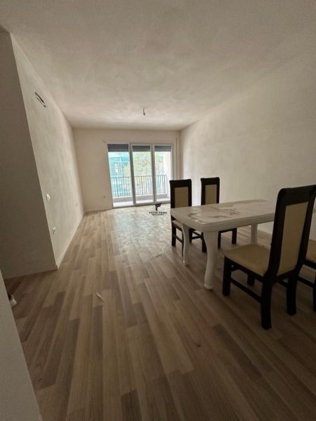 Tirane, jepet me qera apartament 2+1+Aneks+Ballkon Kati 1, 100 m² 500 € (DON BOSKO)