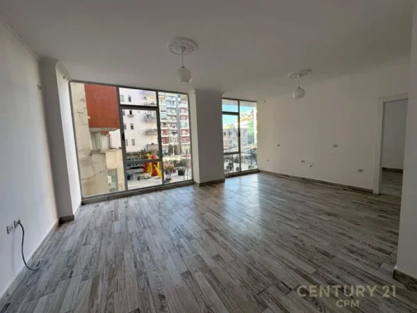Tirane, shes apartament 1+1+Aneks+Ballkon Kati 1, 313 m² 408.000 € (Astir)