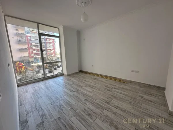 Tirane, shes apartament 1+1+Aneks+Ballkon Kati 1, 313 m² 408.000 € (Astir)