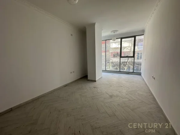 Tirane, shes apartament 1+1+Aneks+Ballkon Kati 1, 313 m² 408.000 € (Astir)
