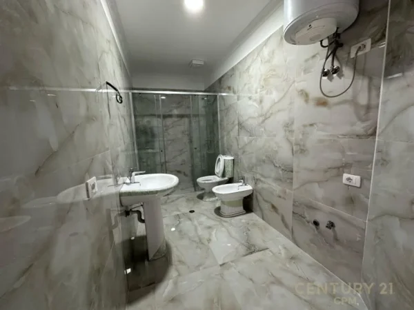 Tirane, shes apartament 1+1+Aneks+Ballkon Kati 1, 313 m² 408.000 € (Astir)