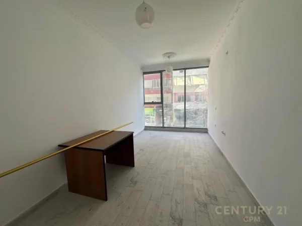 Tirane, shes apartament 1+1+Aneks+Ballkon Kati 1, 313 m² 408.000 € (Astir)
