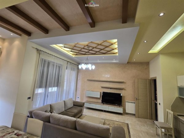 Tirane, jap me qera apartament 2+1+Ballkon , 105 m² 950 € (pazari i ri)