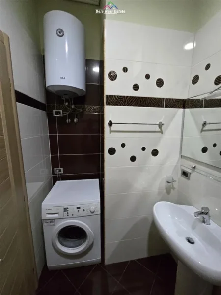 Tirane, jap me qera apartament 2+1+Ballkon , 105 m² 950 € (pazari i ri)