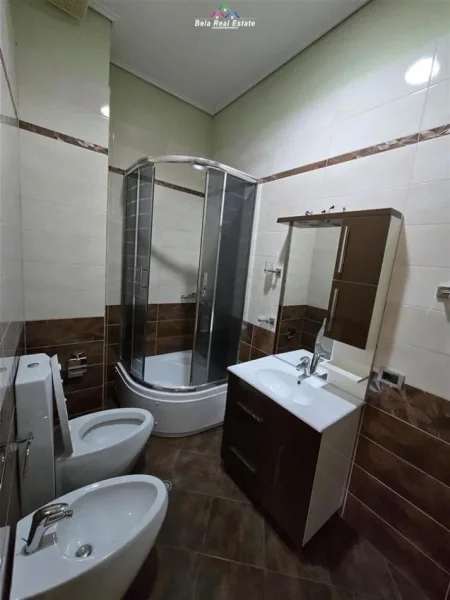Tirane, jap me qera apartament 2+1+Ballkon , 105 m² 950 € (pazari i ri)