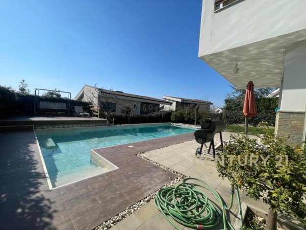 Tirane, jepet me qera Vile 2 Katshe Kati 2, 584 m² 3.150 € (Teg)