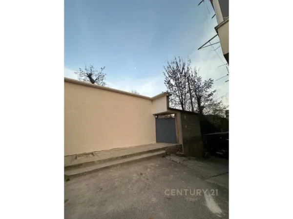 Tirane, shes Vile 1 Katshe Kati 1, 198 m² 240.000 € (Shkolla Andon Zako Cajupi)