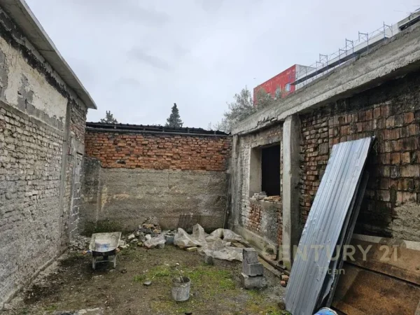 Tirane, shes Vile 1 Katshe Kati 1, 198 m² 240.000 € (Shkolla Andon Zako Cajupi)