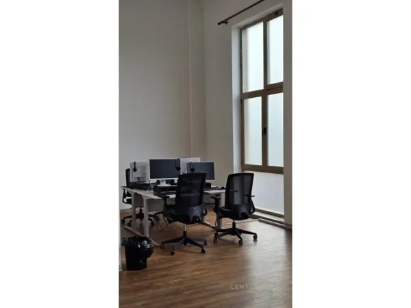 Tirane, jepet me qera zyre Kati 2, 102 m² 1.700 € (Porcelan)