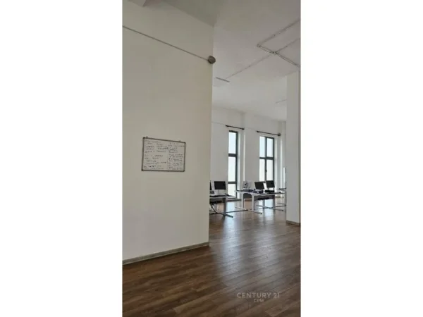 Tirane, jepet me qera zyre Kati 2, 102 m² 1.700 € (Porcelan)