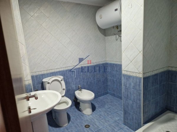 Tirane, jepet me qera zyre Kati 12, 157 m² 2.100 € (Ish Blloku)