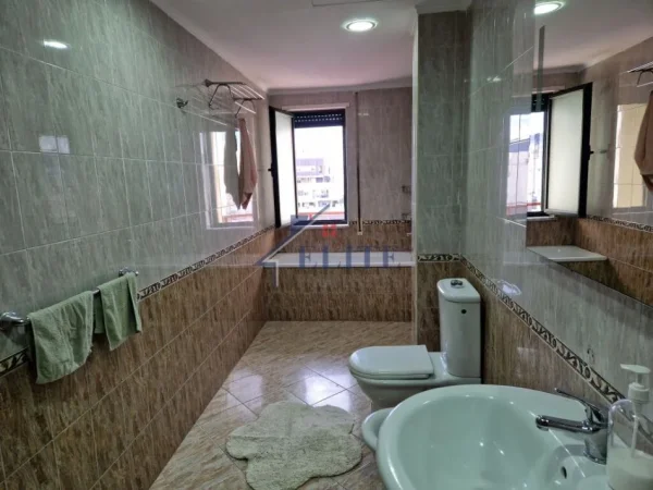 Tirane, jepet me qera zyre Kati 12, 157 m² 2.100 € (Ish Blloku)