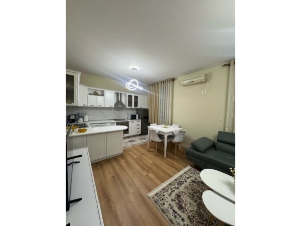 Tirane, jepet me qera apartament 1+1+Aneks+Ballkon Kati 5, 79 m² 650 € (Ish Blloku)