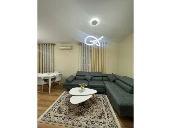 Tirane, jepet me qera apartament 1+1+Aneks+Ballkon Kati 5, 79 m² 650 € (Ish Blloku)