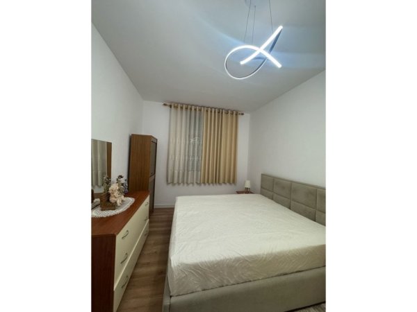 Tirane, jepet me qera apartament 1+1+Aneks+Ballkon Kati 5, 79 m² 650 € (Ish Blloku)