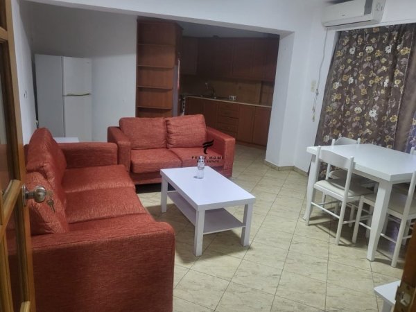 Tirane, jepet me qera apartament 2+1+Ballkon Kati 4, 90 m² 600 € (QENDER)