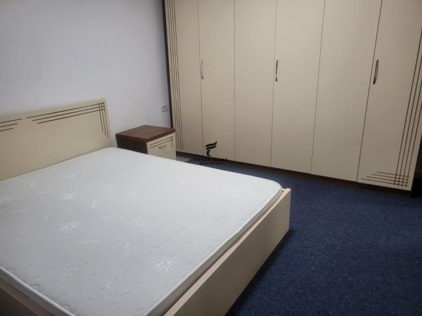 Tirane, jepet me qera apartament 2+1+Ballkon Kati 4, 90 m² 600 € (QENDER)