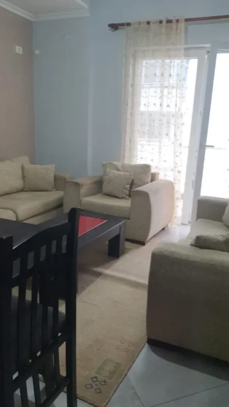 Tirane, jepet me qera apartament 1+1+Ballkon Kati 4, 60 m² 300 € (FRESK)