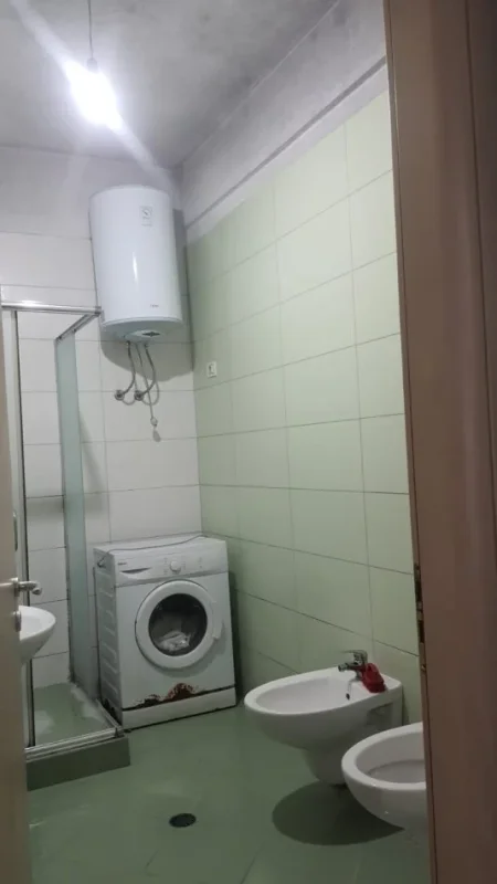 Tirane, jepet me qera apartament 1+1+Ballkon Kati 4, 60 m² 300 € (FRESK)