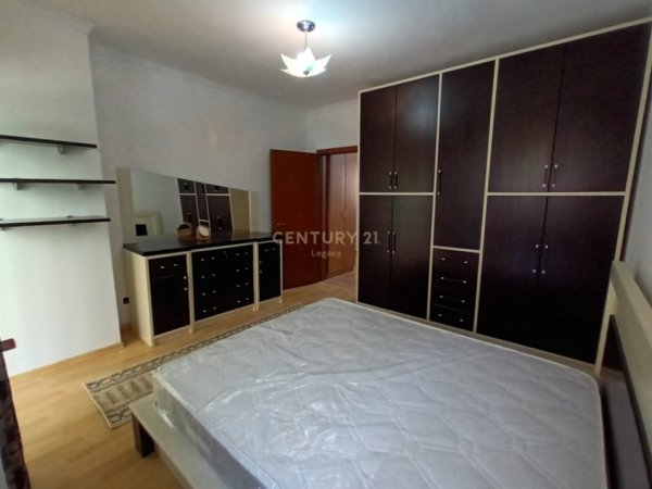 Tirane, jepet me qera apartament 2+1+Aneks+Ballkon Kati 3, 120 m² 1.200 € (Komuna e Parisit)