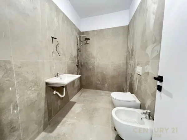 Tirane, jepet me qera zyre Kati 6, 70 m² 1.000 € (ALTANA)