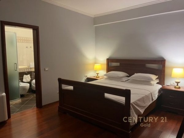 Tirane, jepet me qera apartament 3+1+Aneks+Ballkon Kati 2, 200 m² 1.700 € (VILAT GJERMANE)