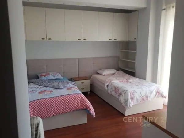 Tirane, jepet me qera apartament 3+1+Aneks+Ballkon Kati 2, 200 m² 1.700 € (VILAT GJERMANE)