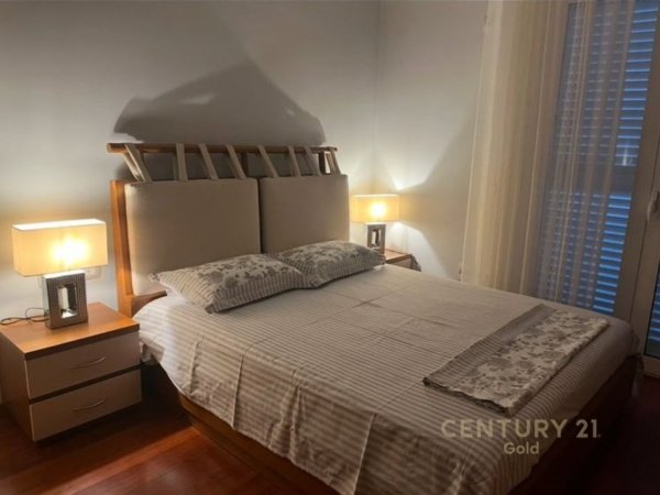 Tirane, jepet me qera apartament 3+1+Aneks+Ballkon Kati 2, 200 m² 1.700 € (VILAT GJERMANE)