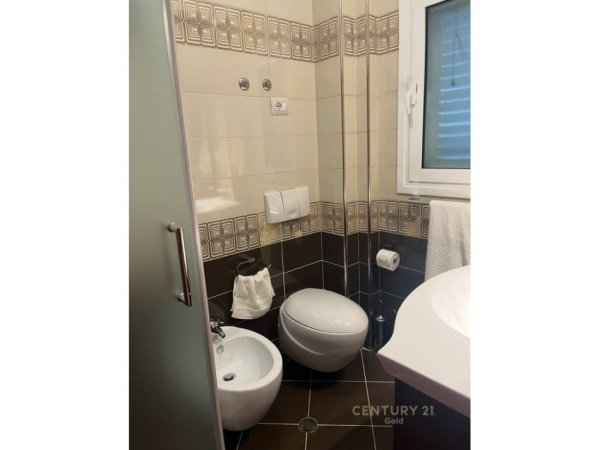Tirane, jepet me qera apartament 3+1+Aneks+Ballkon Kati 2, 200 m² 1.700 € (VILAT GJERMANE)