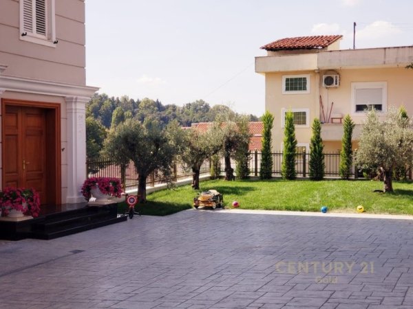 Tirane, jepet me qera apartament 3+1+Aneks+Ballkon Kati 2, 200 m² 1.700 € (VILAT GJERMANE)