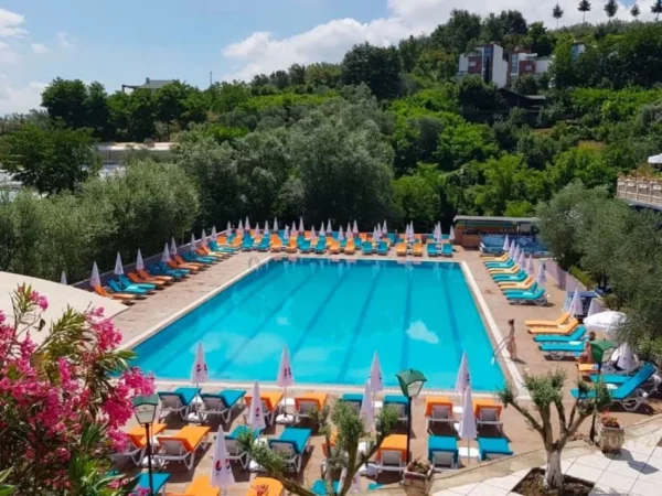 Tirane, shes ambjent biznesi , 6.000 m² 2.300.000 € (Teg)