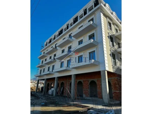 Tirane, shitet apartament 2+1+Ballkon Kati 4, 94 m² 145.000 € (Sauk)