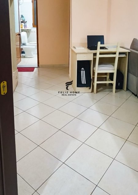 Tirane, jepet me qera zyre Kati 1, 50 m² 700 € (QENDER)