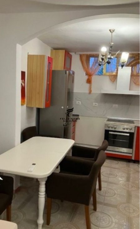 Tirane, jepet me qera apartament 1+1+Ballkon Kati 1, 70 m² 400 € (RRUGA E BARRIKADAVE)