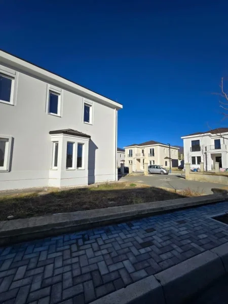 Tirane, shitet Vile 3+1 , (Rolling Hills Residence 2)