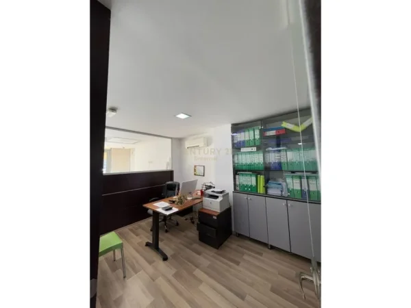 Tirane, shes ambjent biznesi , 161 m² 420.000 € (Condor Center)