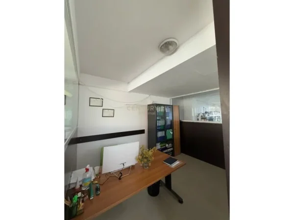 Tirane, shes ambjent biznesi , 161 m² 420.000 € (Condor Center)