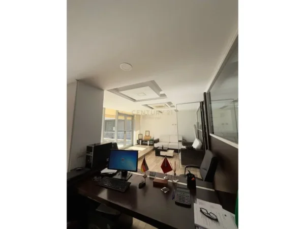 Tirane, shes ambjent biznesi , 161 m² 420.000 € (Condor Center)