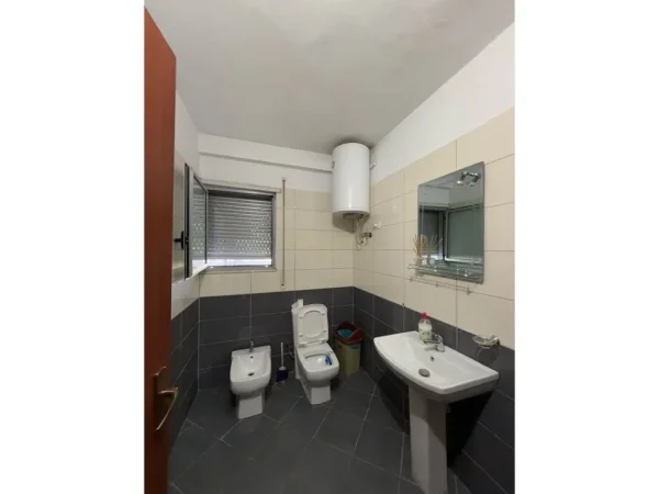 Tirane, shes ambjent biznesi , 161 m² 420.000 € (Condor Center)